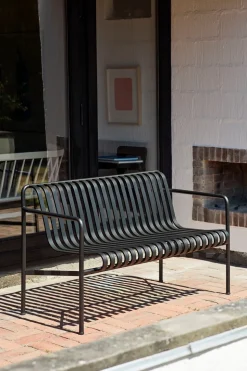 1 Palissade Bord , 2 Palissade Dining Armchair og 1 Palissade Dining Bench