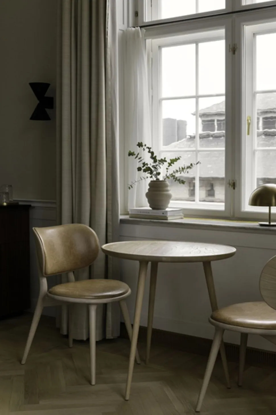 Accent Oval Lounge Table