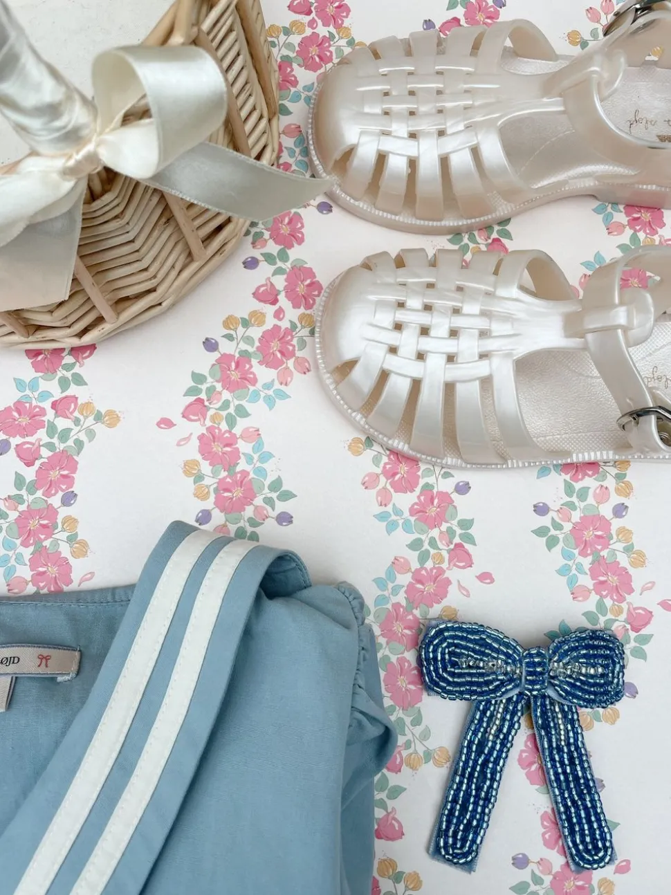 Celebration peal bow hair clip