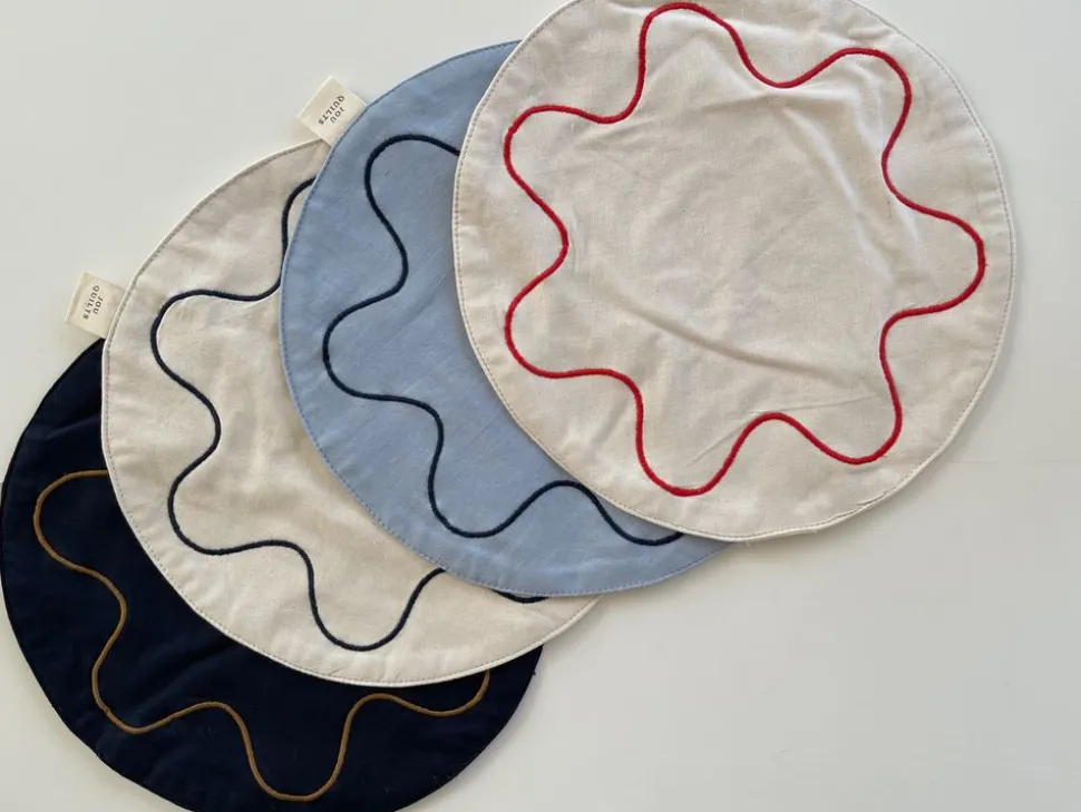 Curved embroidery basket napkin