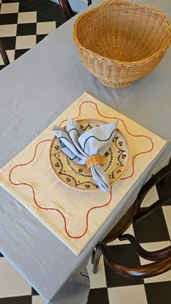 Curved embroidery napkin