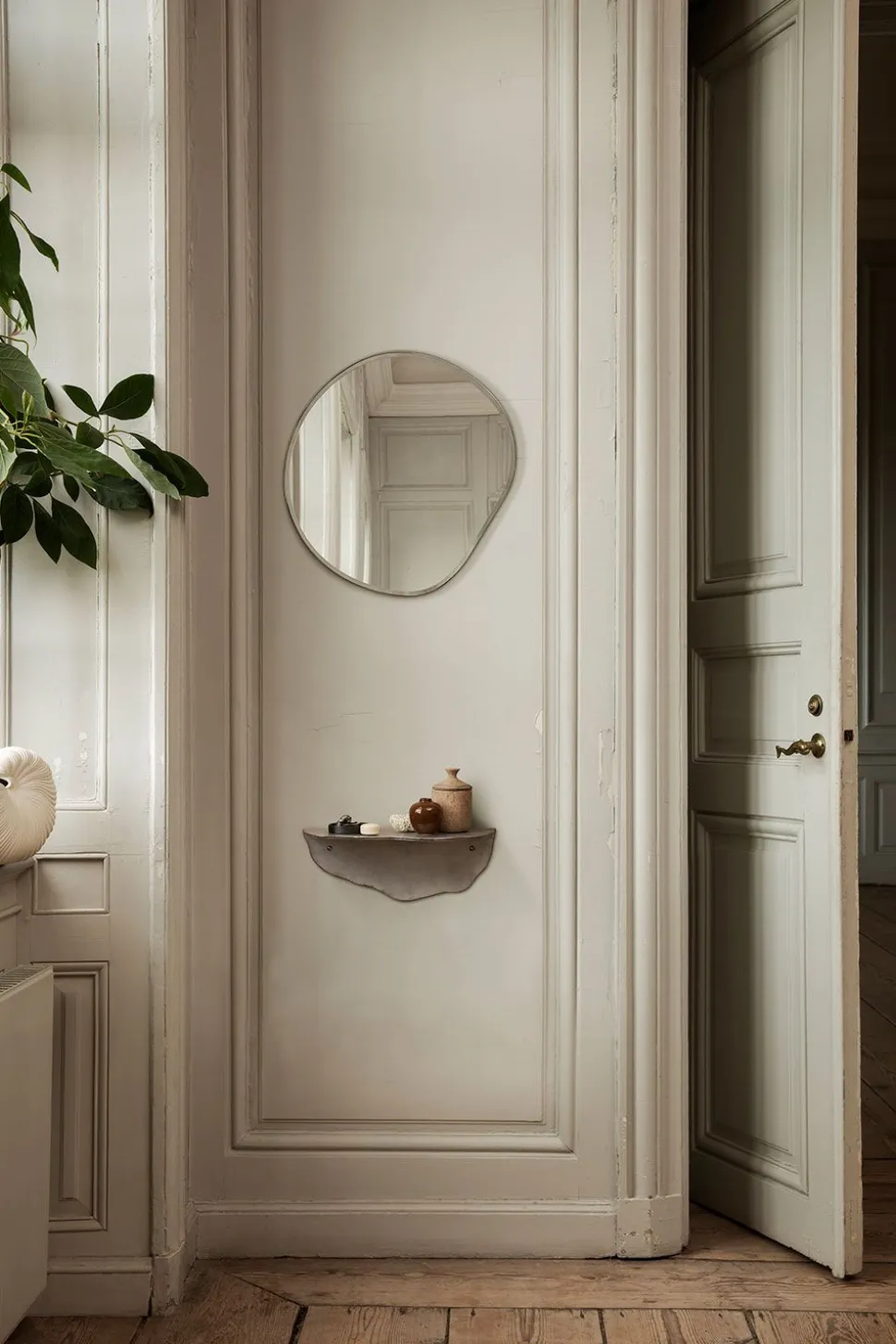 Pond Mirror - Dark Chrome Edge